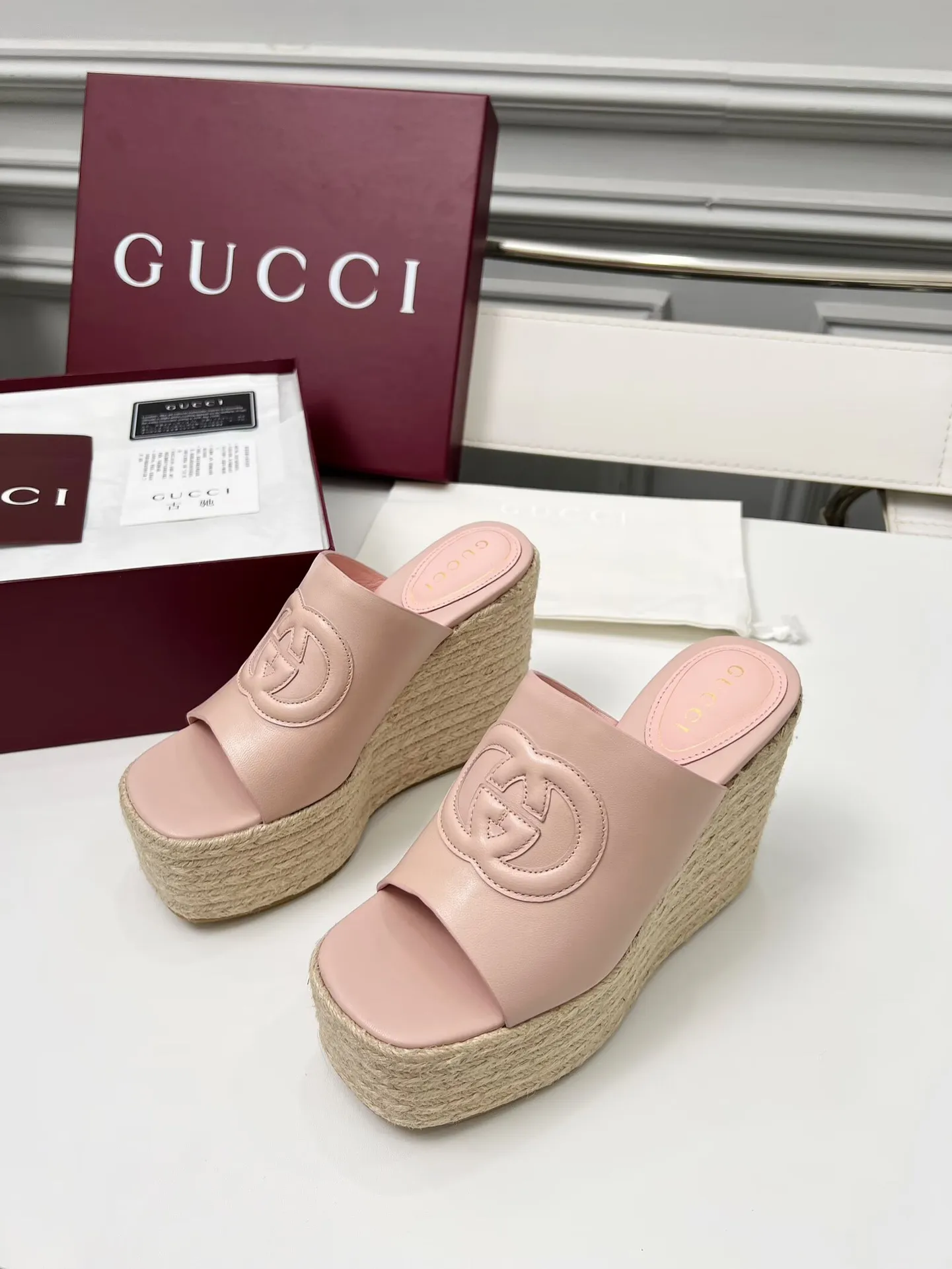 👟👟Ex-factory price 460👟👟 Gucci’s new slippers, fashionable, high-end and full of personality✅ Very stable, comfortable and durable for daily use, convenient and unique for daily matching, a must-have classic for summer, the upper is made of GUCCI brand stitching Fabric: cowhide Lining/feet: sheepskin Platform height: 11cm Color: black, white, brown, burgundy, pink Code number: 35-42 (41 and 42 need to be customized) Packaging: Comes with cloth bag and card.